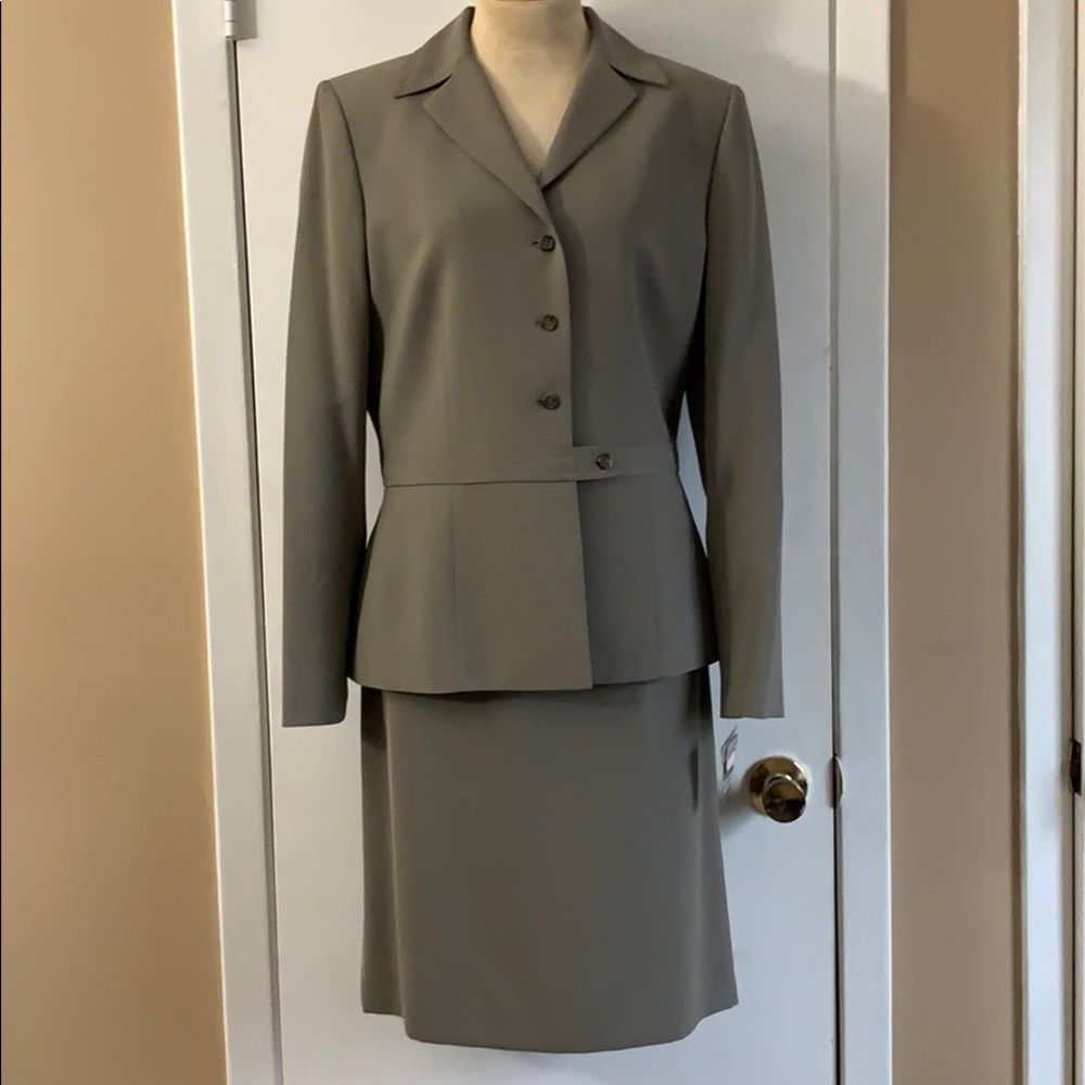 Business Suit❗️REDUCED PRICE❗️2 piece suit, jacket and skirt